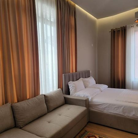 Berhami Studio Apartment Tirana Esterno foto